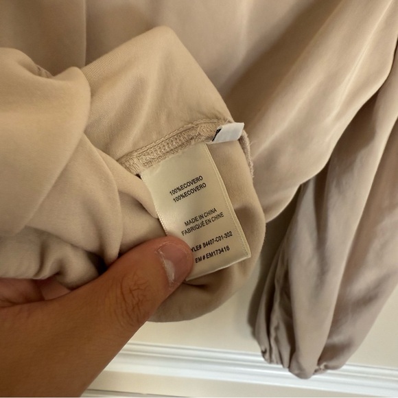 Champagne Bella Dahl NWOT $141 Shirred Satin Elastic Bubble Long Sleeve Top Sz M - Picture 6 of 6